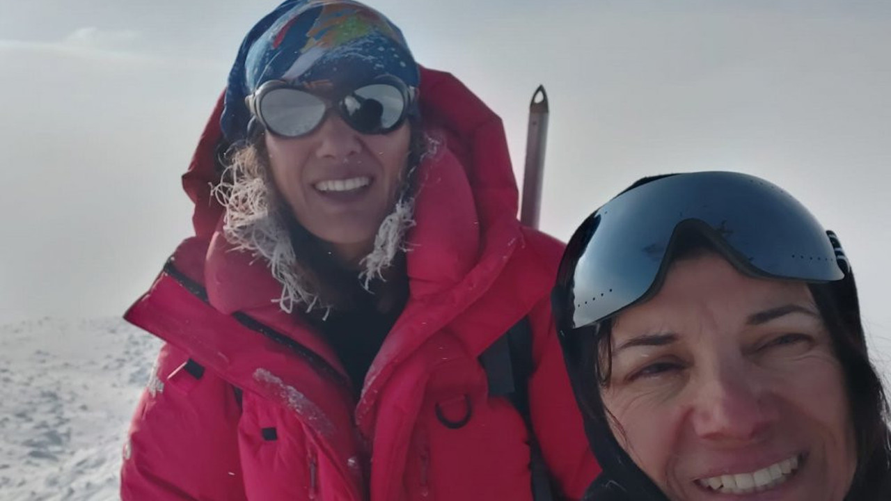 Ayşe ve Semra hemşireler -40 derecede Ağrı Dağı'nda zirve yaptı