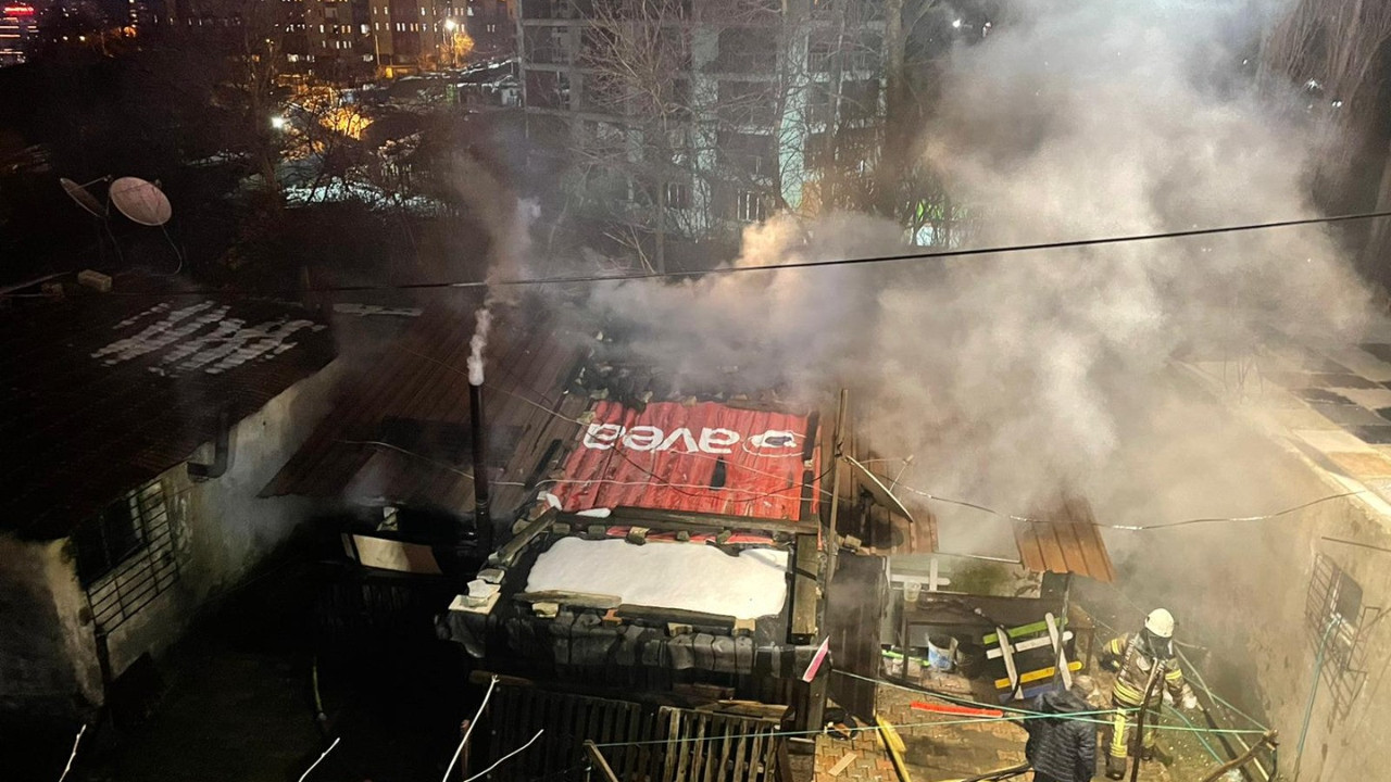 Kağıthane'deki gecekonduda yangın paniği