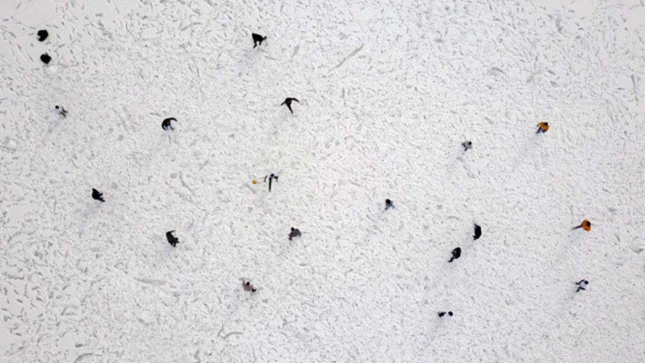 Donan göl gençlere futbol sahası oldu!