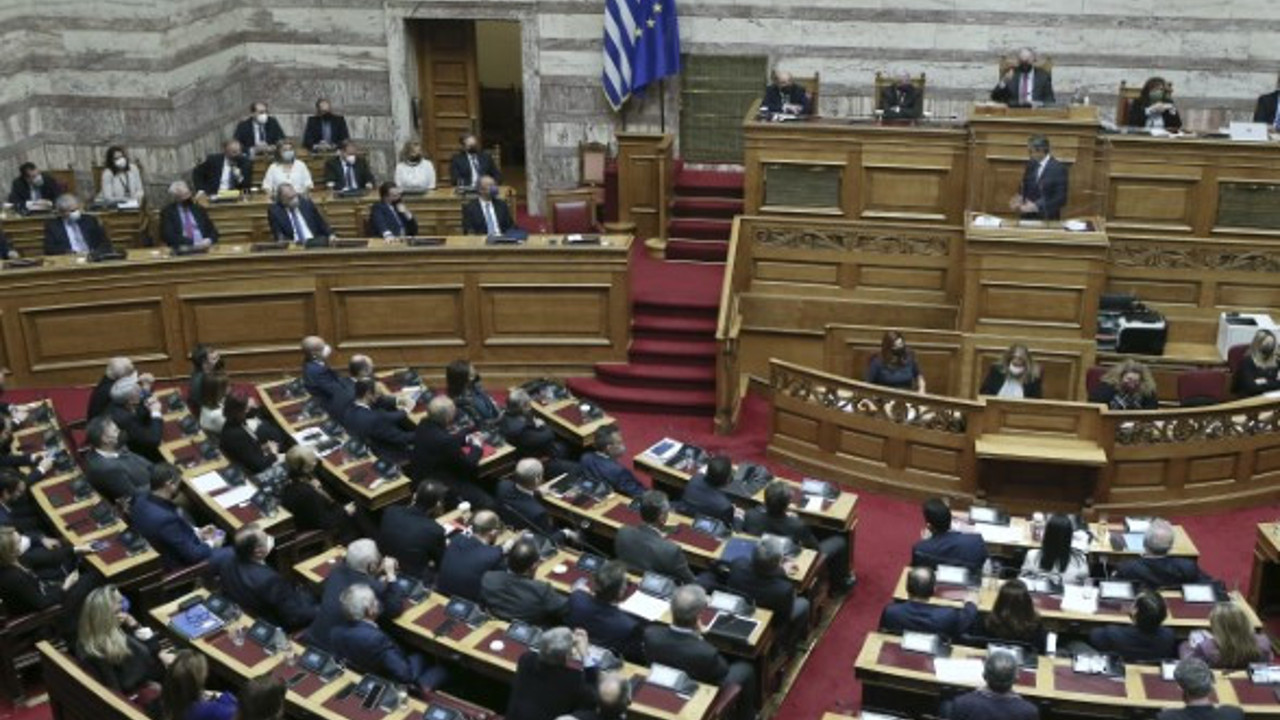 Türk maskesi Yunan meclisini karıştırdı