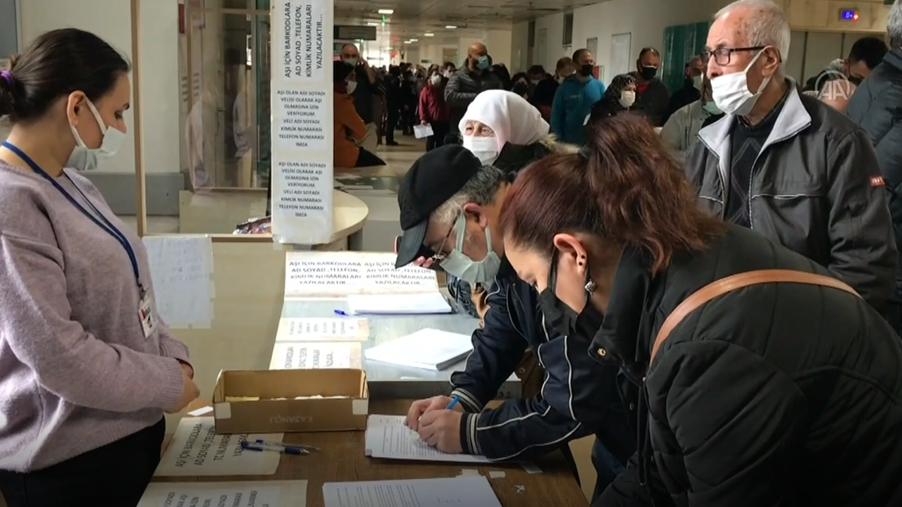 Koronavirüs Bilim Kurulu Üyesi Şener'den aşısı çağrısı