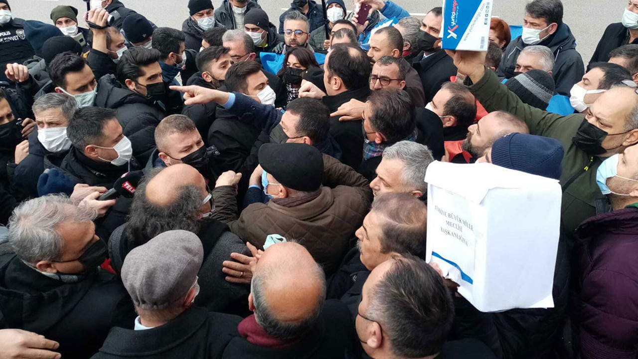 İtiraz dilekçelerini Meclis'e vermek isteyen öğretmenlere polis müdahale etti