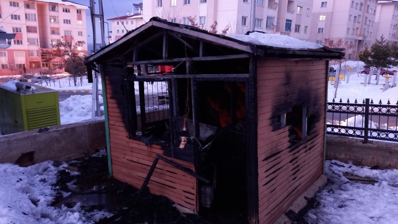 Isınmak isterken kulübeyi yaktılar