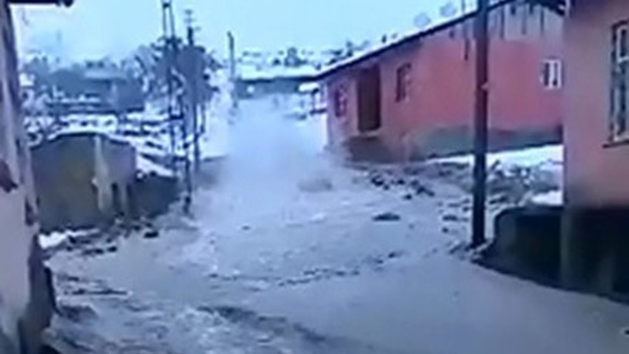 Boru patladı evleri su bastı