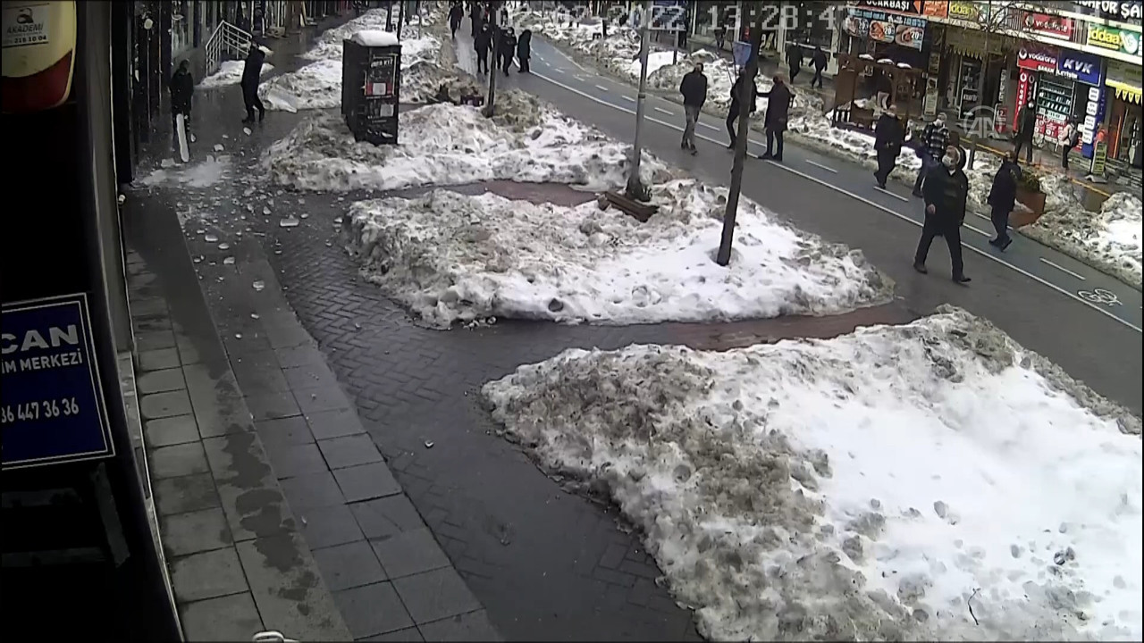 Çatıdan düşen buz kütlelerinden son anda kurtuldular. İşte o görüntüler