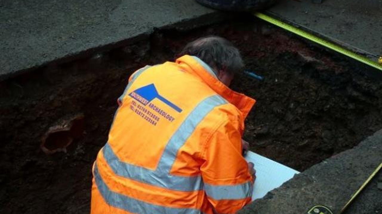 Kanalizasyon borusundan insan kemikleri fışkırdı! Ekipler sebebini araştırıyor