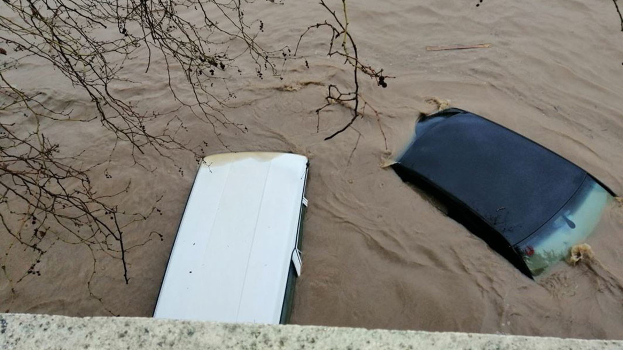 Kocabaş Çayı taştı! Araçlar sular altında kaldı…