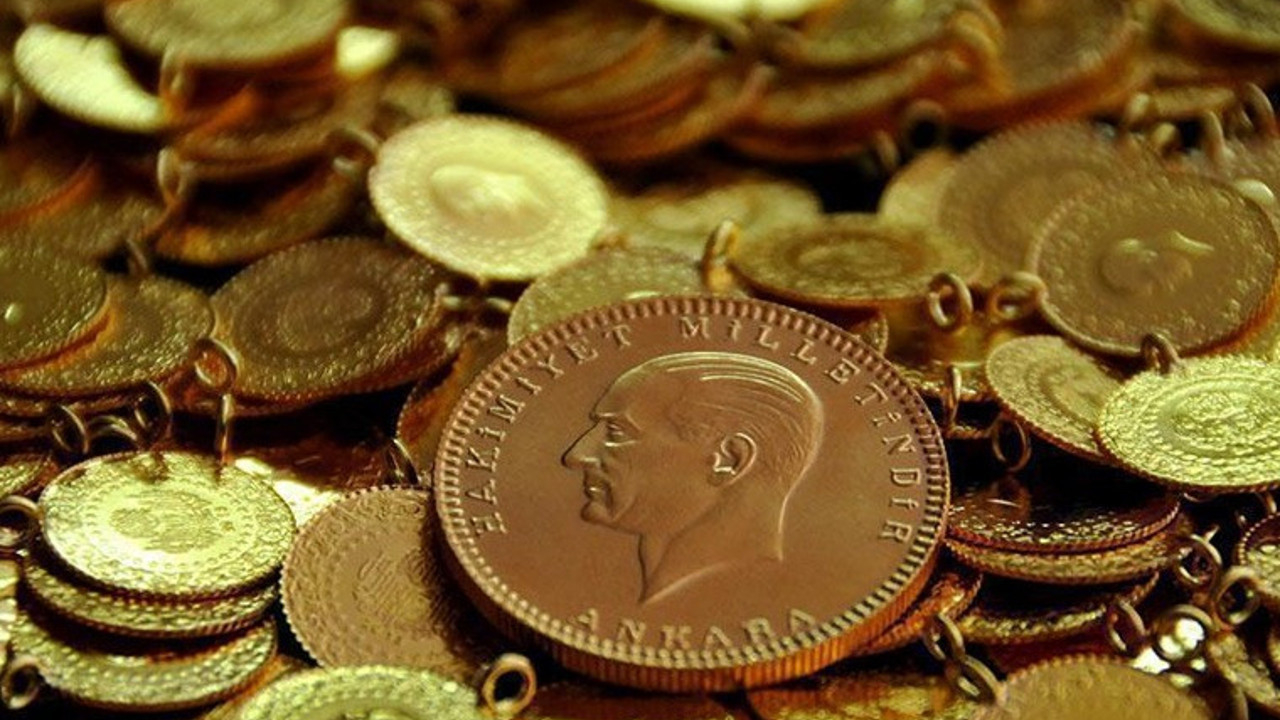 Kendisini polis olarak tanıtan hırsızlar 35 cumhuriyet altını çaldı