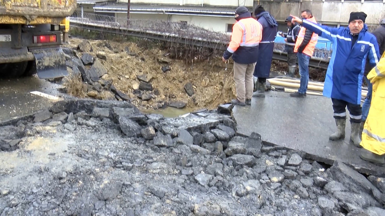 Bahçelievler'de yol çöktü! Cadde trafiğe kapatıldı…