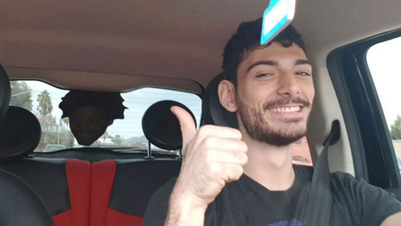 Takipçilerinden para çaldı Tesla aldı