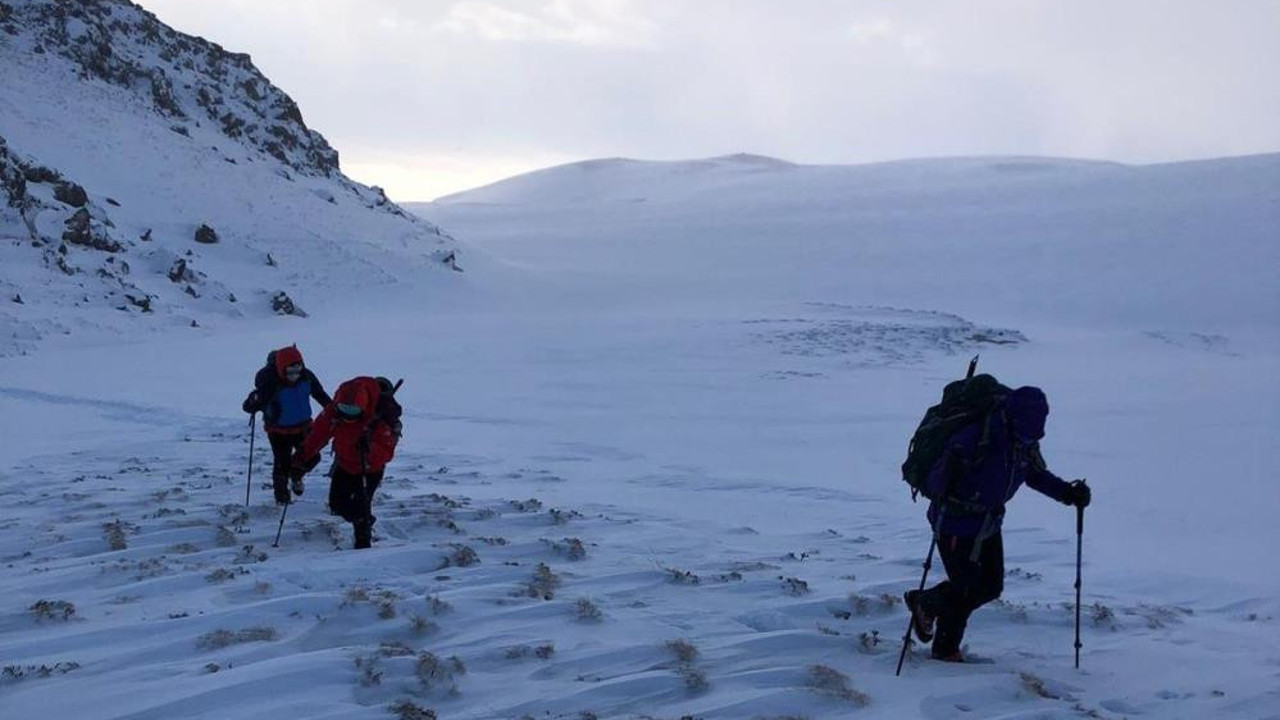 Mahsur kalan doktor dağcılar köylülere şifa dağıttı