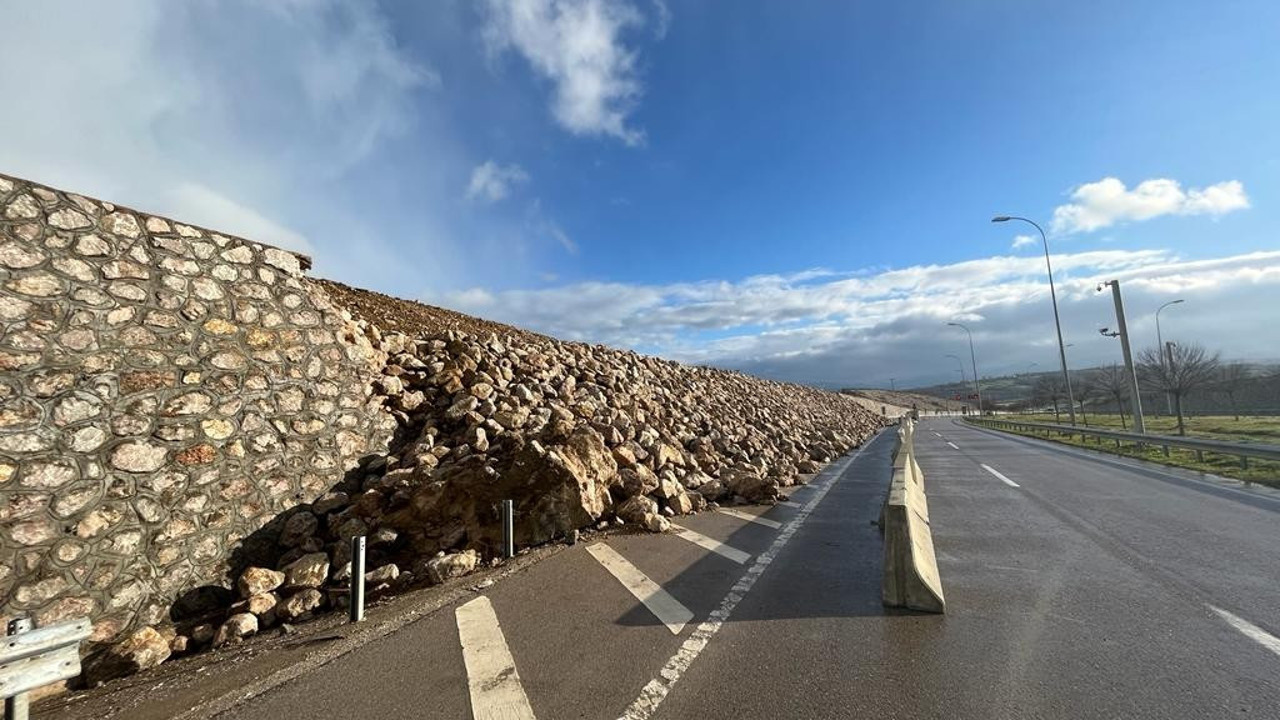 Otoyolun ortasında istinat duvarı 200 metre boyunca yıkıldı