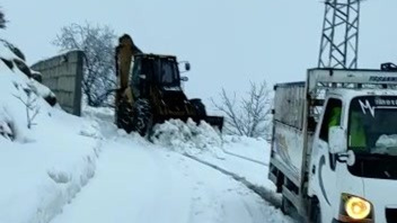 Karda mahsur kalan 4 kişi kurtarıldı