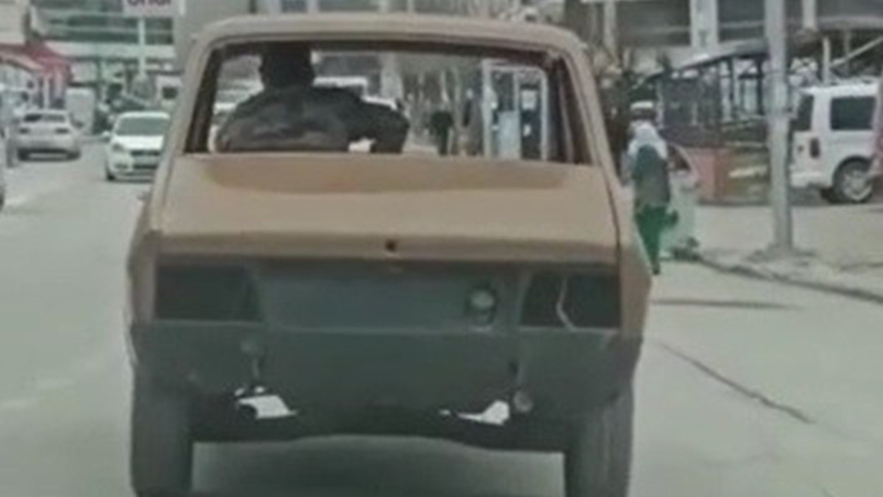 Plaka, far ve camları olmayan arabayla trafiğe çıktı