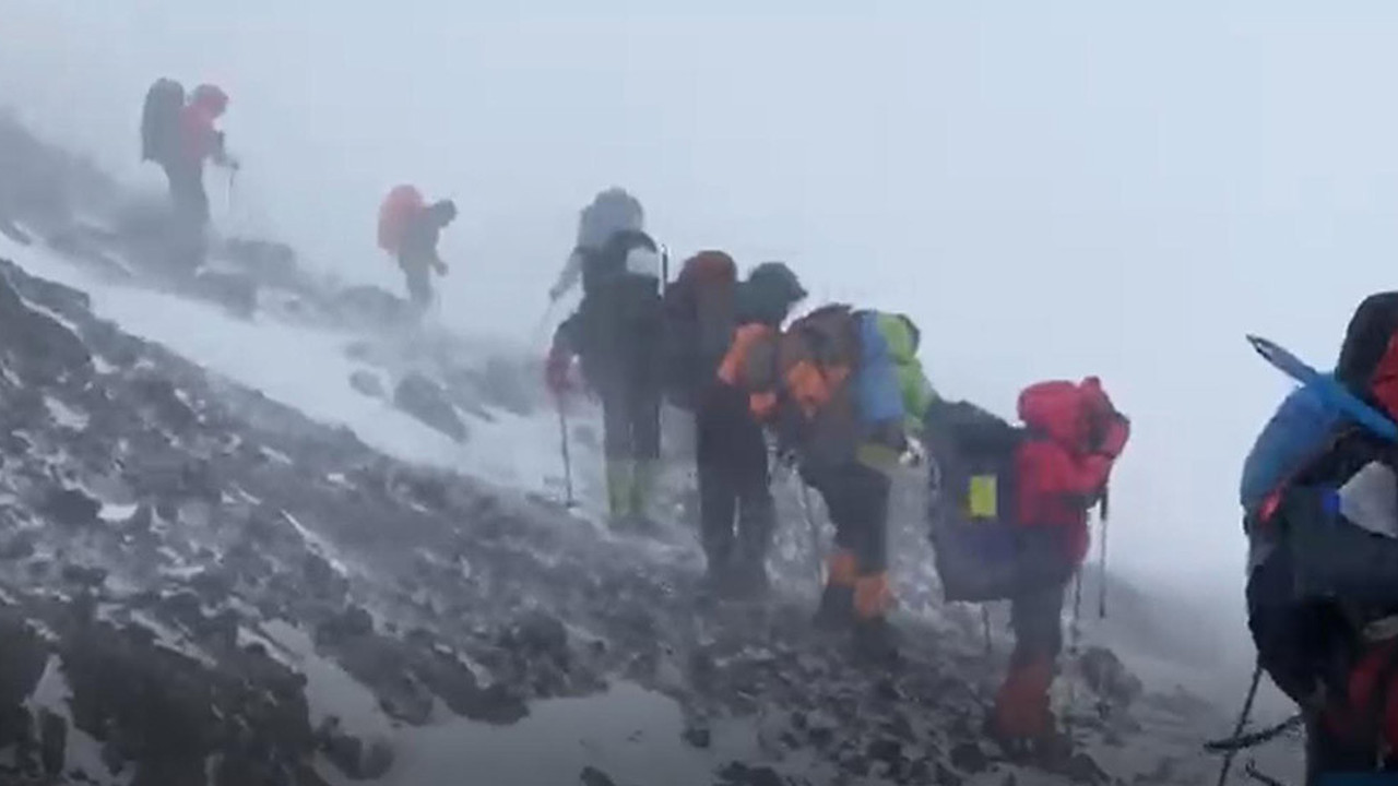 İranlı dağcılar Ağrı Dağı’nda ölümden döndü