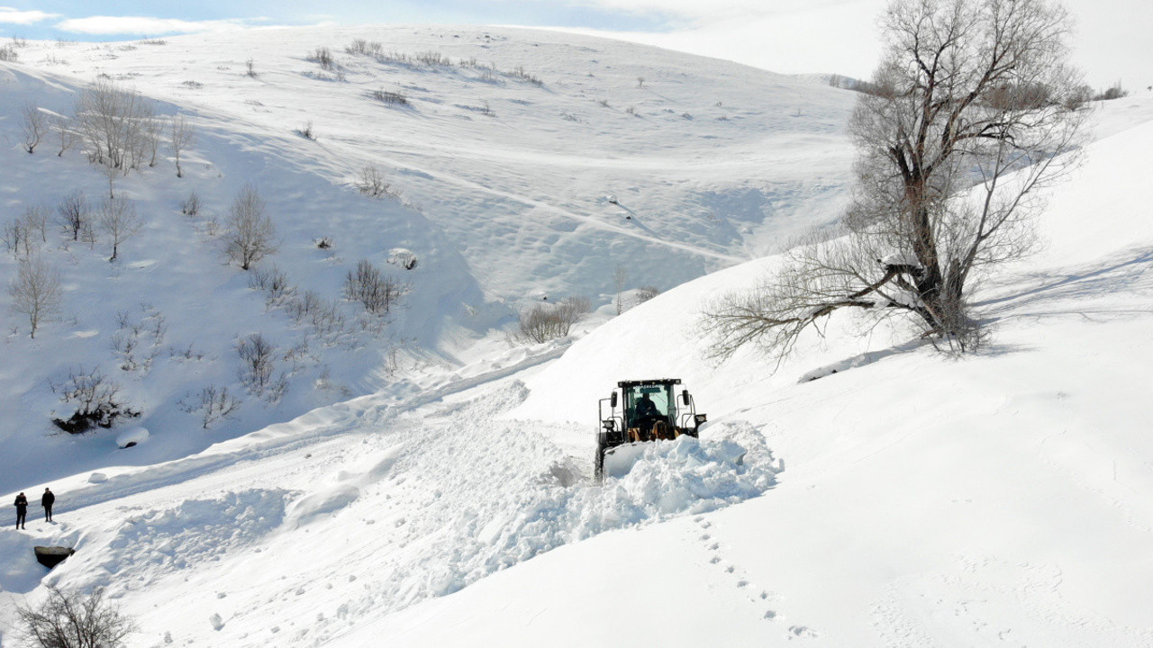 Kar kaplanları, yolları ulaşıma açmak için fedakarca çalışıyor
