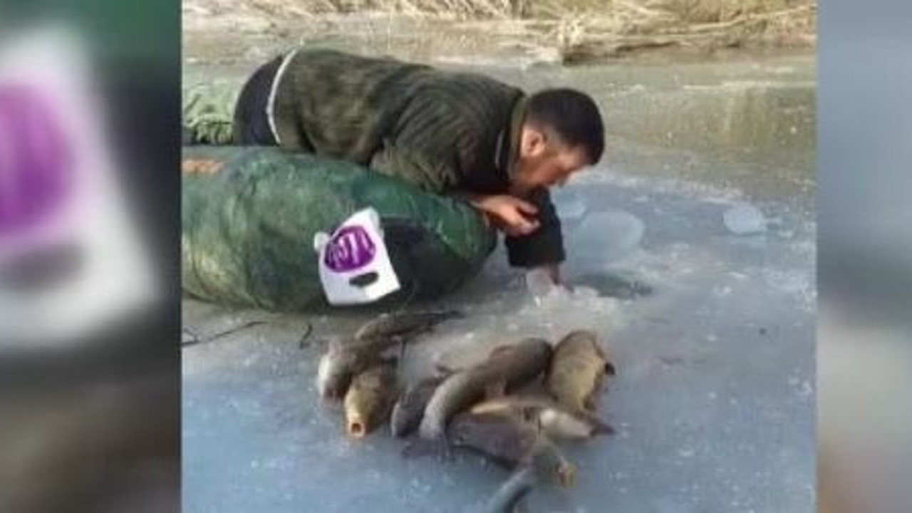 Eksi 20 derecede elleriyle balık avlıyor