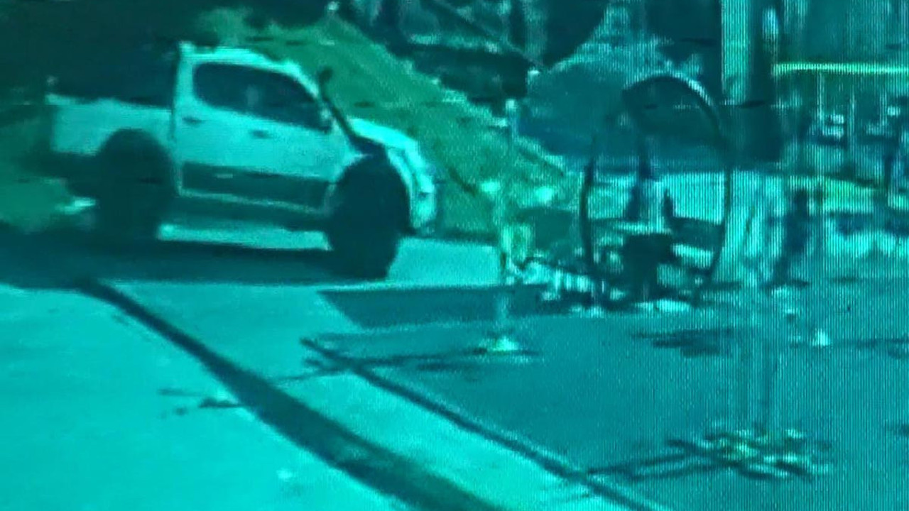 Freni bozulan kamyonet parktaki kameriyeye çarptı: 2 yaralı