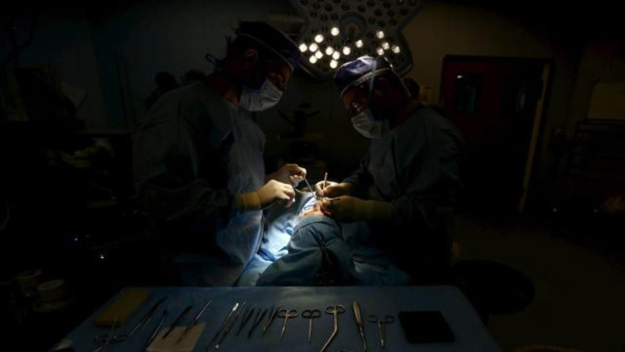 Ameliyat yaparken beyin kanaması geçirdi