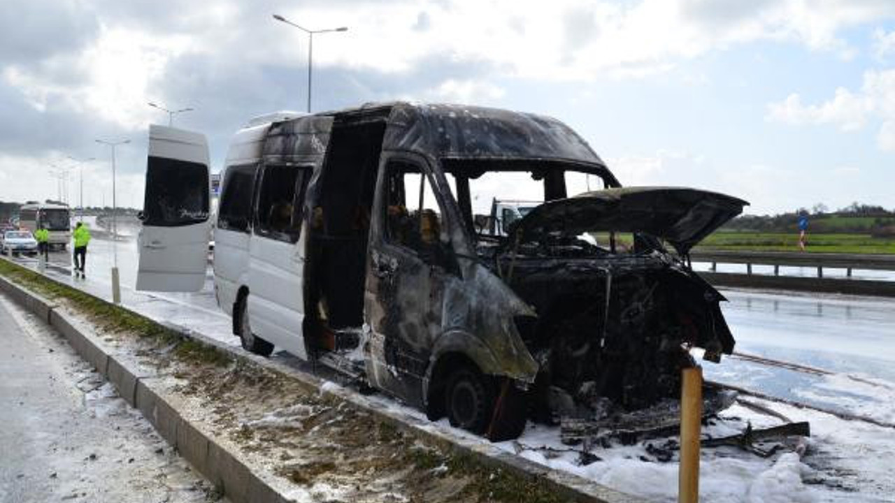 Japon turistlerin tur minibüsü, alev alev yandı