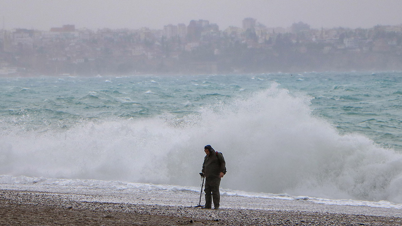 Antalya’da dev dalgalar arasında altın avı! Dedektör uyarı verdi onlar kazdı…