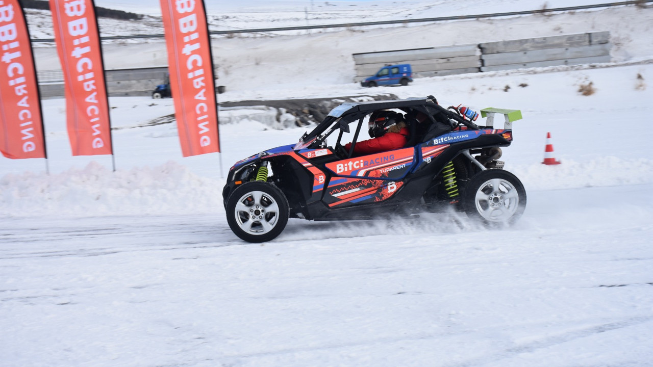 Çıldır Gölü otomobil pistine döndü