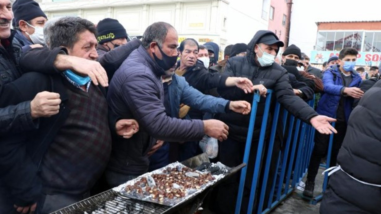 Bedava dağıtılan sucuk ekmekten almak isteyenler izdihama neden oldu