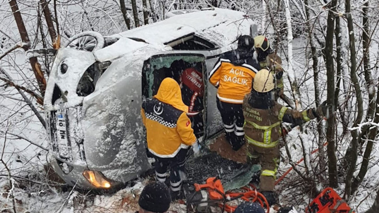 Bursa'da otomobil uçuruma devrildi! Yaralılar var