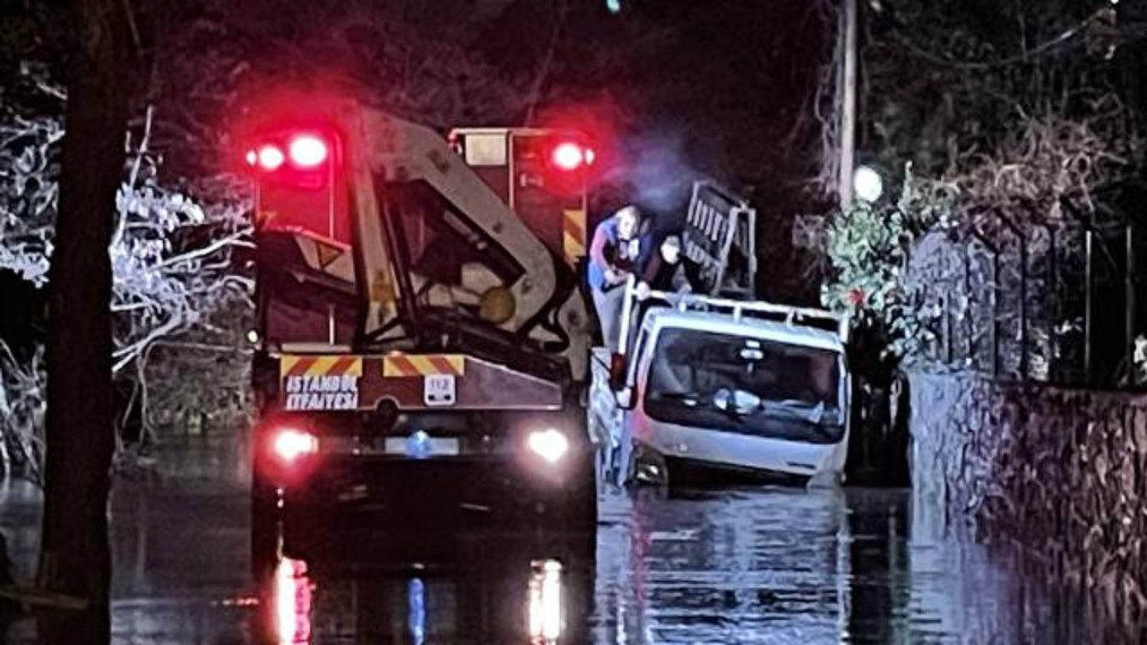 Beykoz’da dere taştı: 3 kişi mahsur kaldı