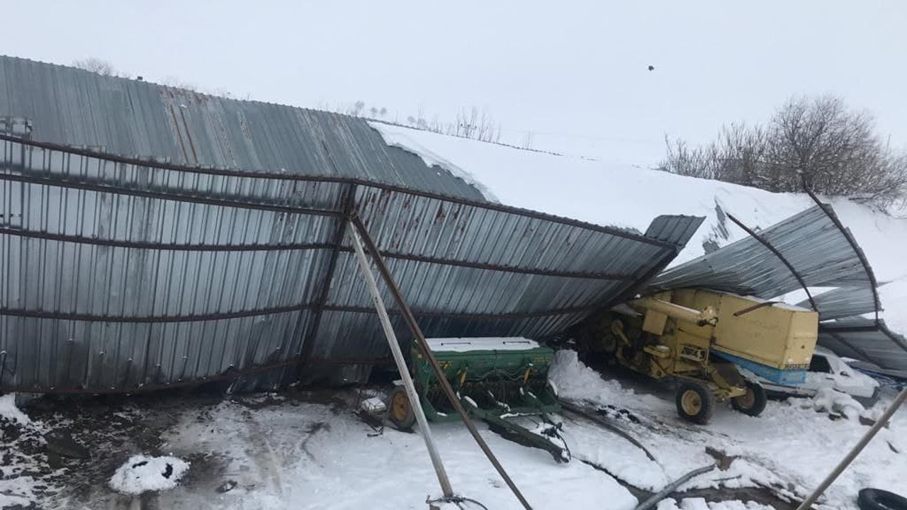 Kar mandıranın çatısını çökertti