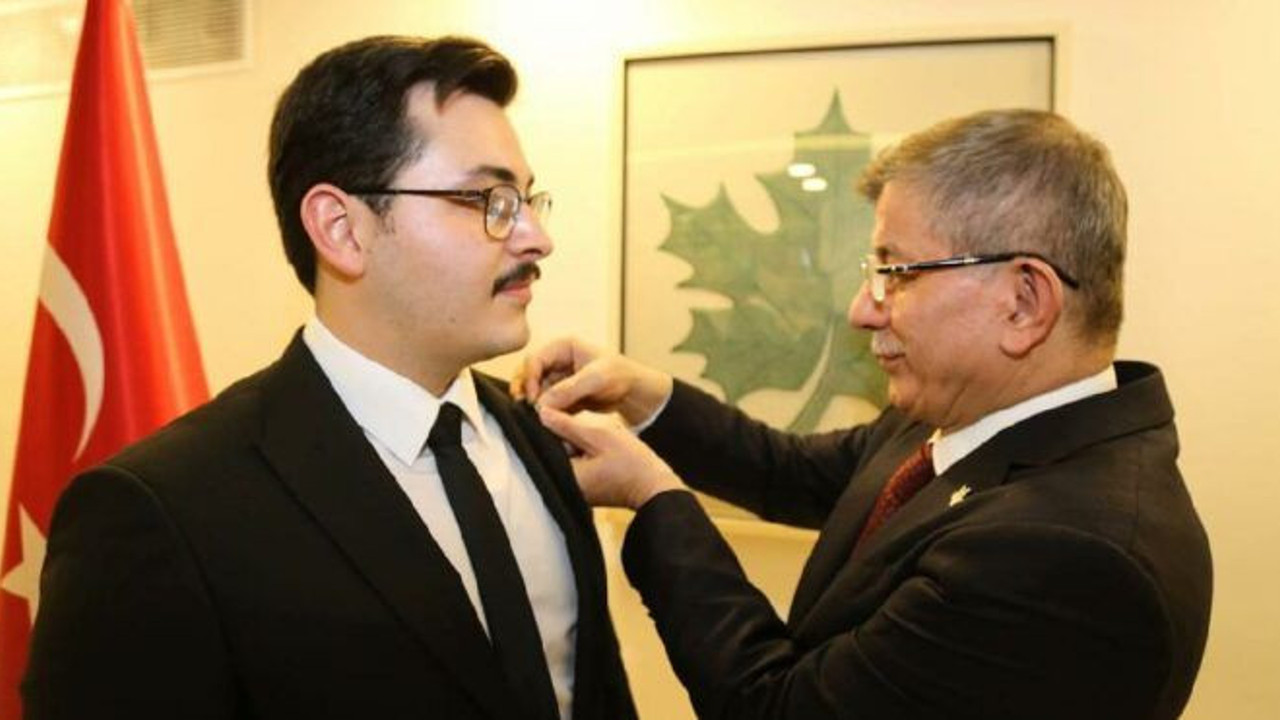 Rozeti Ahmet Davutoğlu taktı. AKP'de deprem