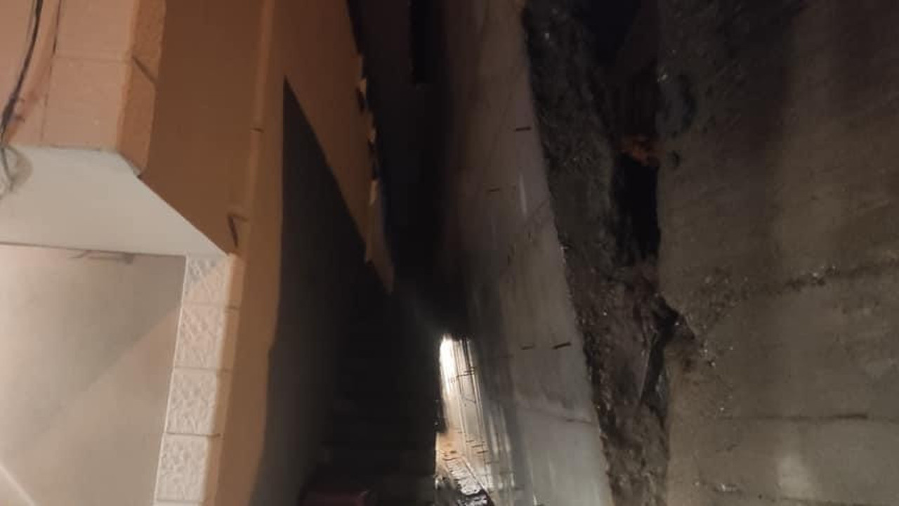 Toprak kaymasını önlemek için yapılan istinat duvarı yağmura dayanamadı