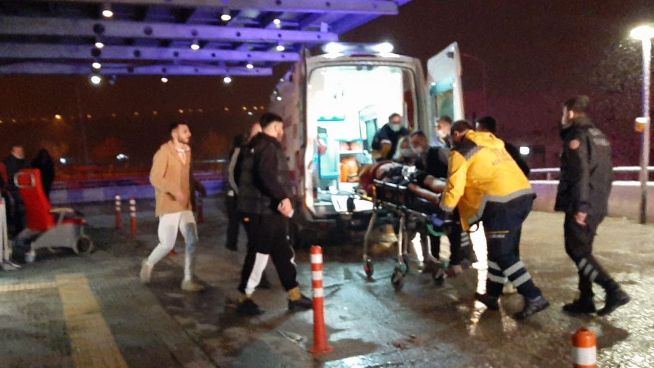 Silahıyla oynarken yanlışlıkla kendini vurdu