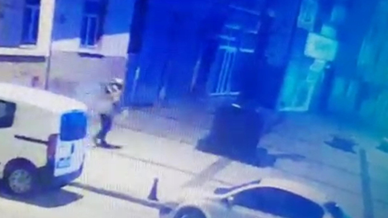 Adalet Anıtı'nı, kadın kıyafeti ve topuklu ayakkabı giyerek yakmış