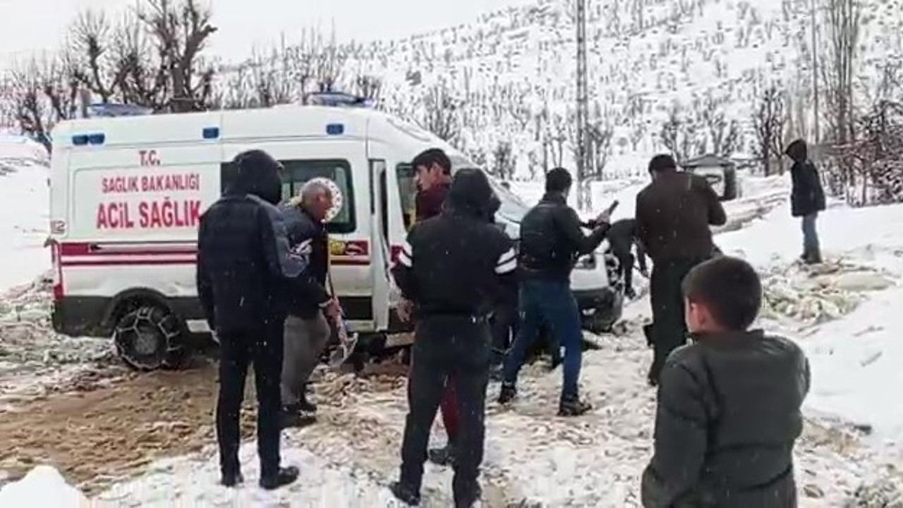 Yolda mahsur kalan ambulansı köylüler kurtardı