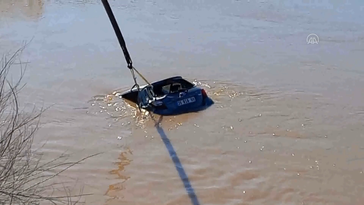 Nehre düşen otomobilin sürücüsü yüzerek kurtuldu