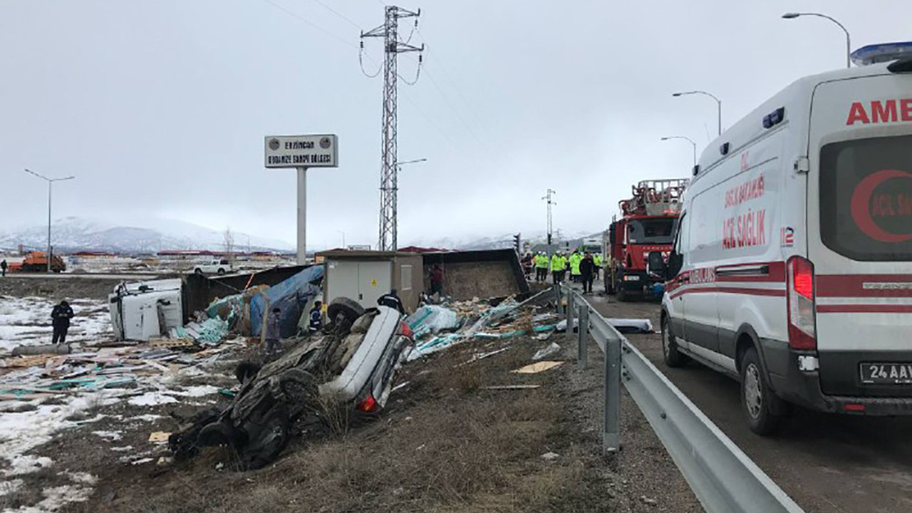 Erzincan'da TIR ile otomobil çarpıştı: 2 ölü