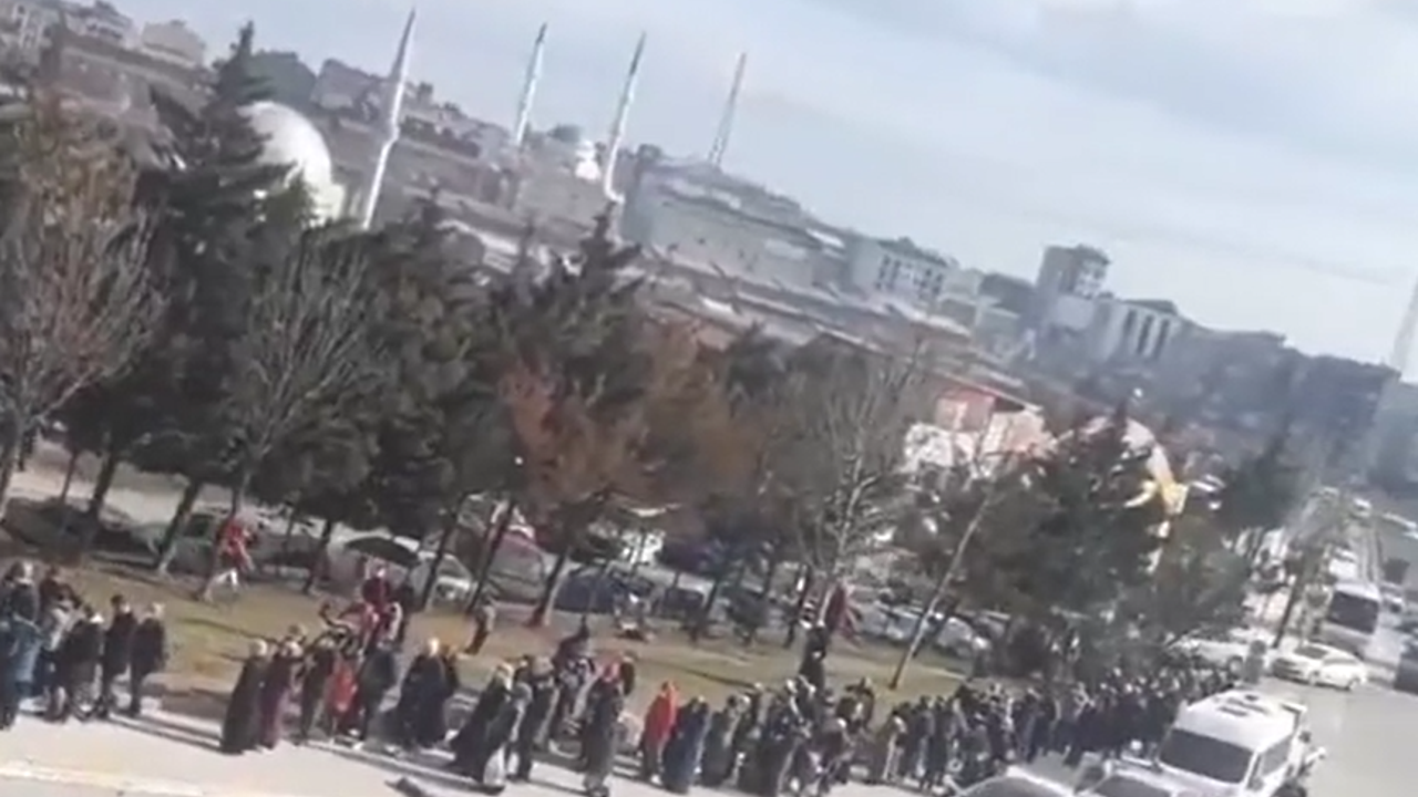 Esenyurt’ta ucuz halk ekmek kuyruğu. Vatandaş ucuz ekmeğe muhtaç.