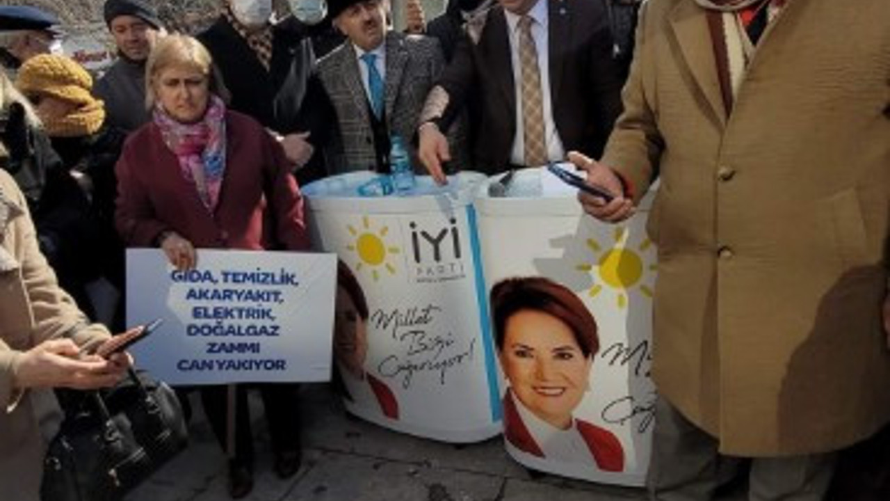 Konya İYİ Parti’den zam protestosu! Faturalar kirayı geçti, İYİ Partililer faturaları yaktı