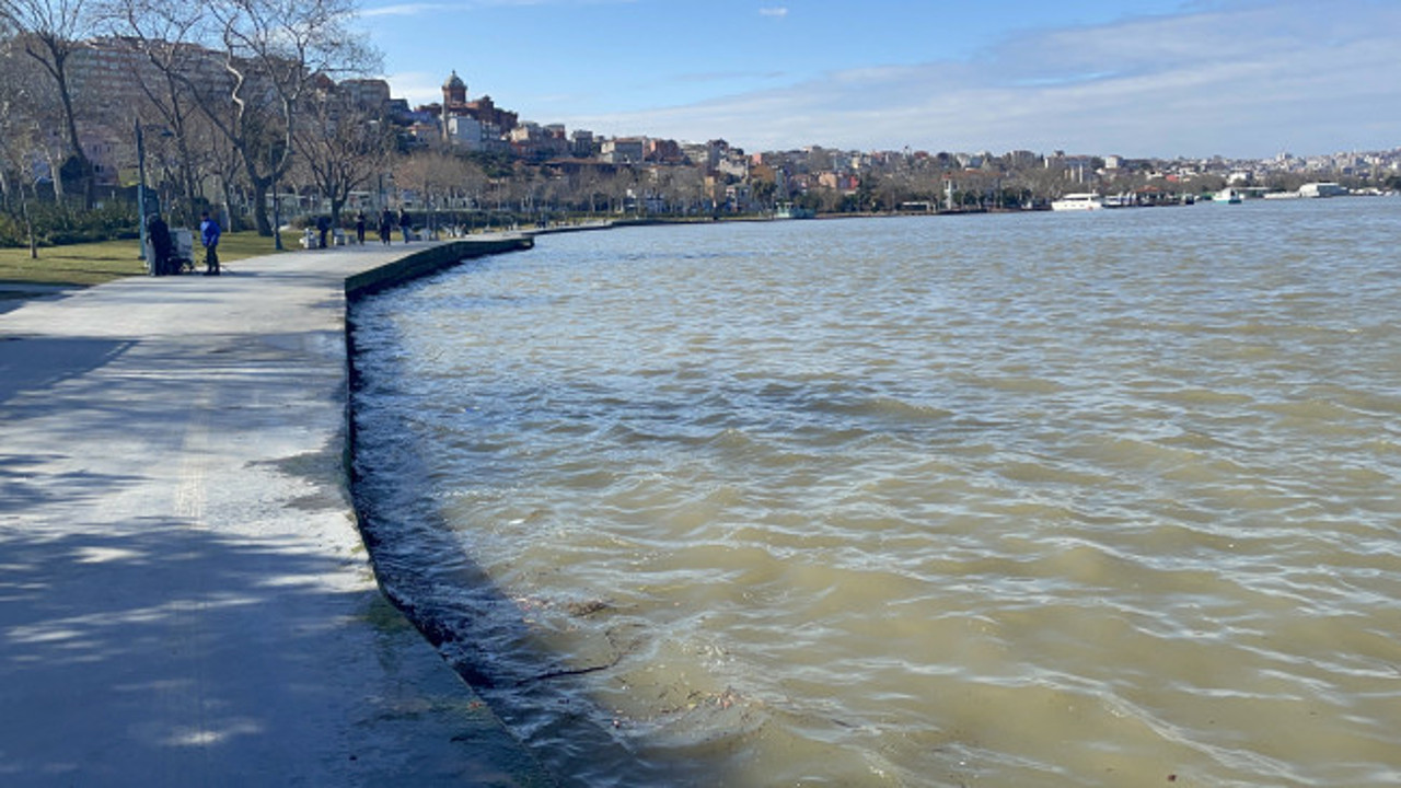 İBB Haliç’teki renk değişikliğinin sebebini açıkladı