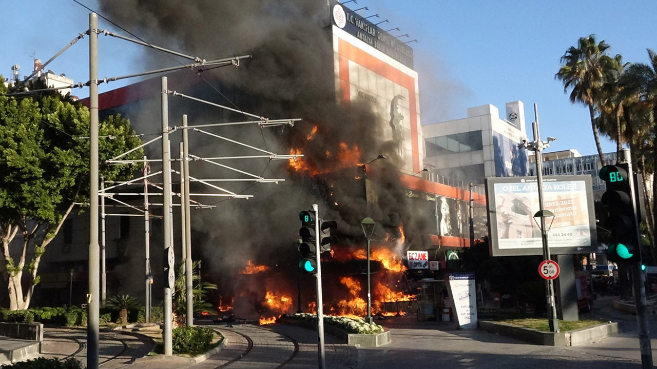 Döner dükkanında yangın! 10 dakikada küle döndü…
