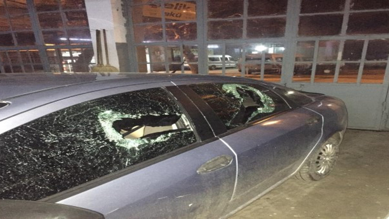 Geceleri ortaya çıkıp satırla otomobillere saldırıyor