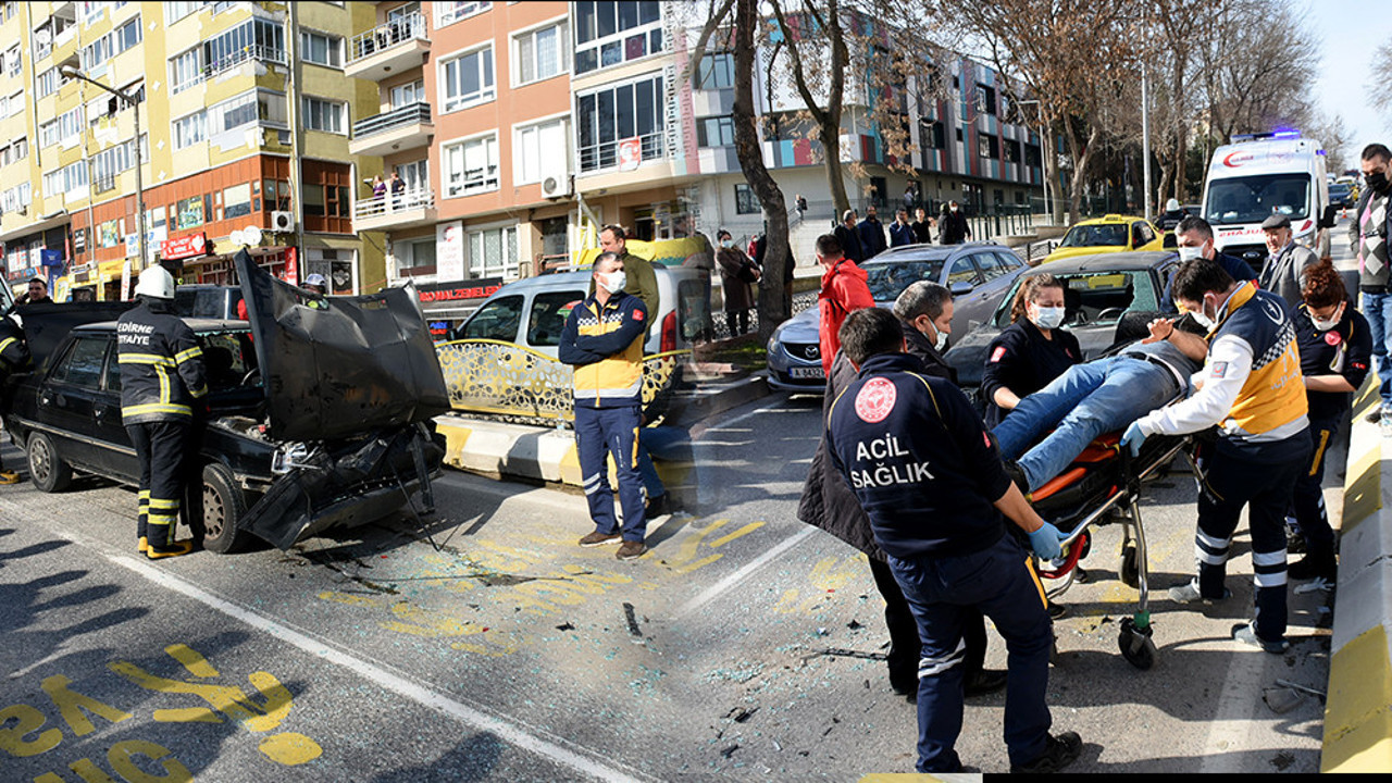 Yayalara yol vermek için duran otomobile arkadan gelen araç çarptı: 2 yaralı