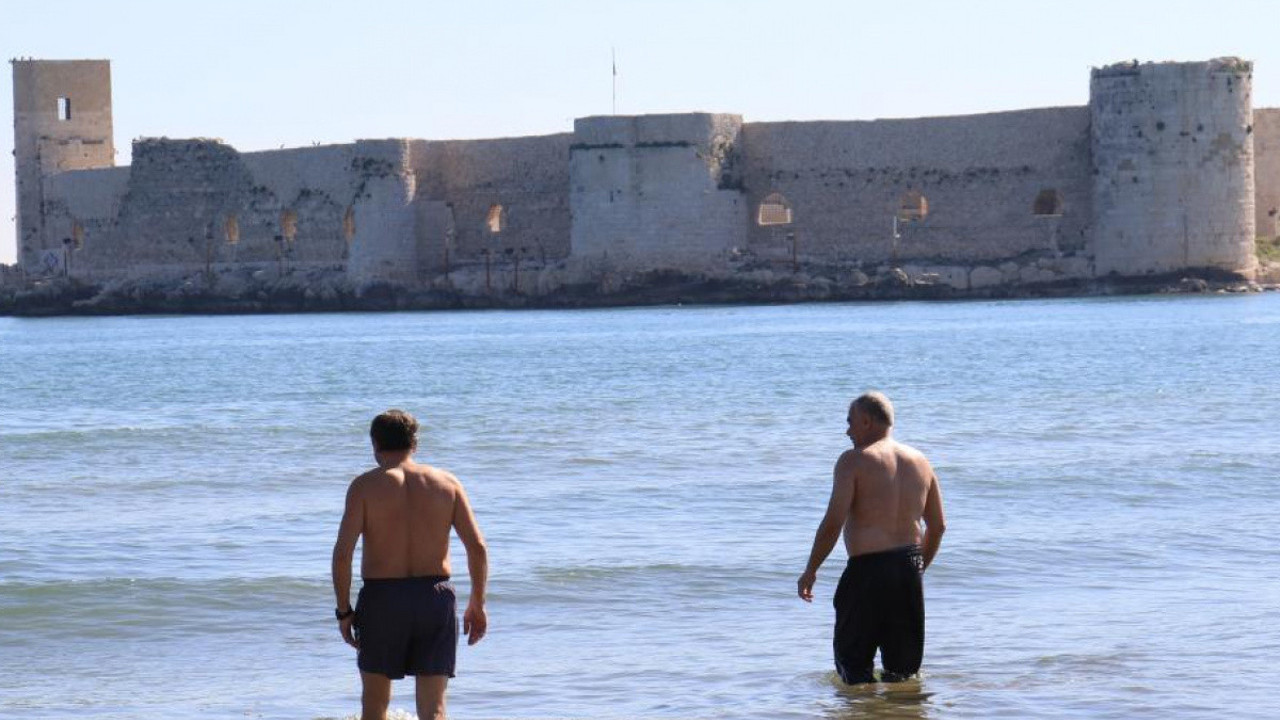 Mersin'de şaşırtan görüntüler. Bir tarafı yaz bir tarafı kış