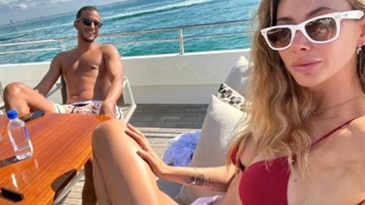 Sevgilisiyle çıktığı tekne gezisinden fotoğraf yolladı