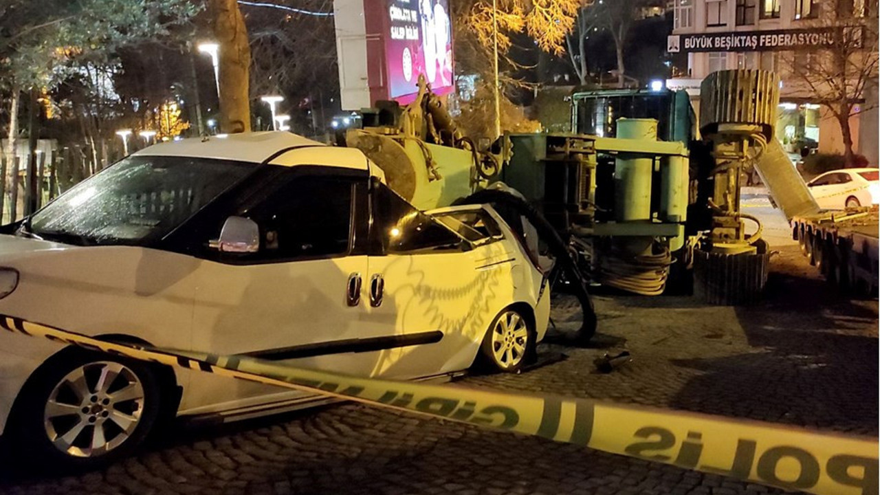 İş makinesi 3 otomobilin üzerine devrildi