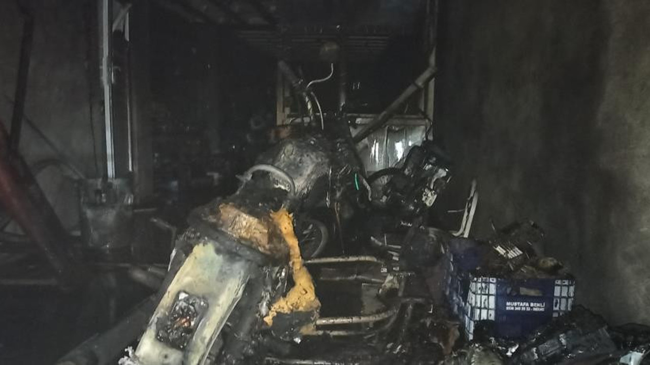 Isınmak isterken kendilerini ve tamirhaneye yaktılar