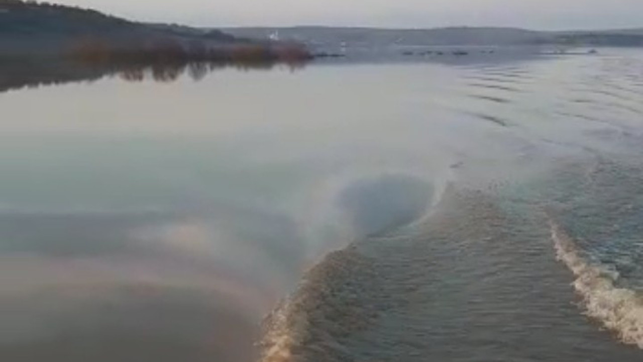 Köylüler arazide kayıkla dolaşıyor