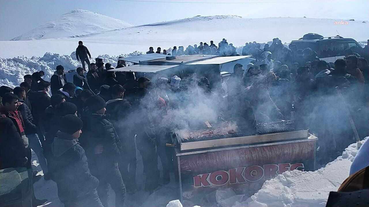 Van’daki AK Gençlik Kayak Festivali'nde 'bedava sucuk ekmek' izdihamı