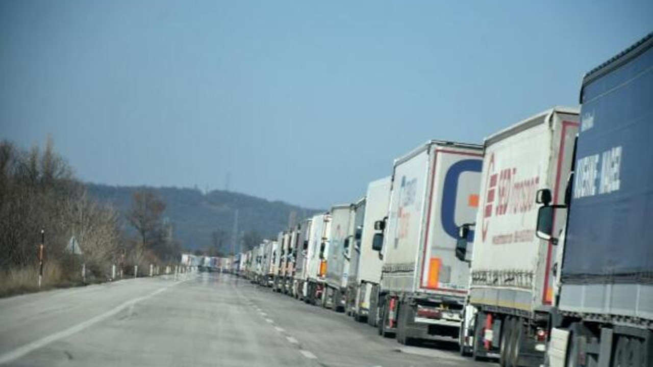 Hamzabeylı Sınır Kapısı’nda kuyruk uzadıkça uzadı